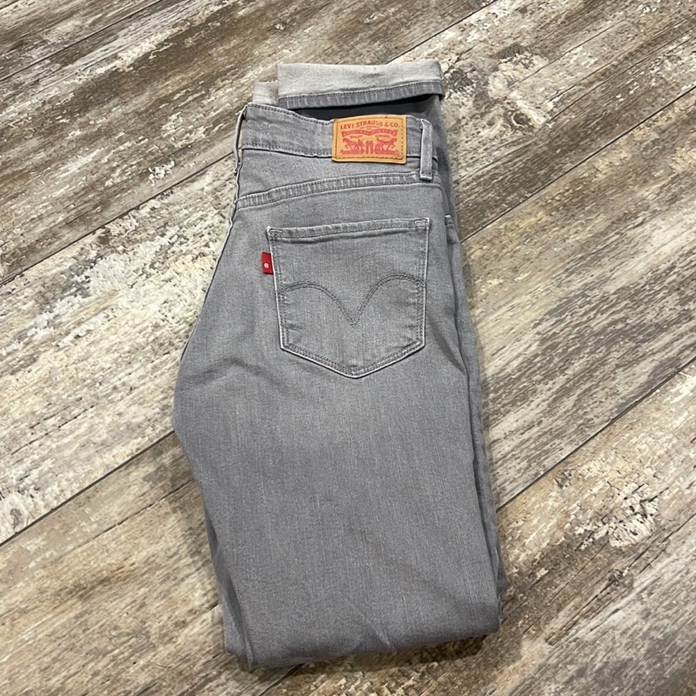 Gray Levi’s Skinny Jeans